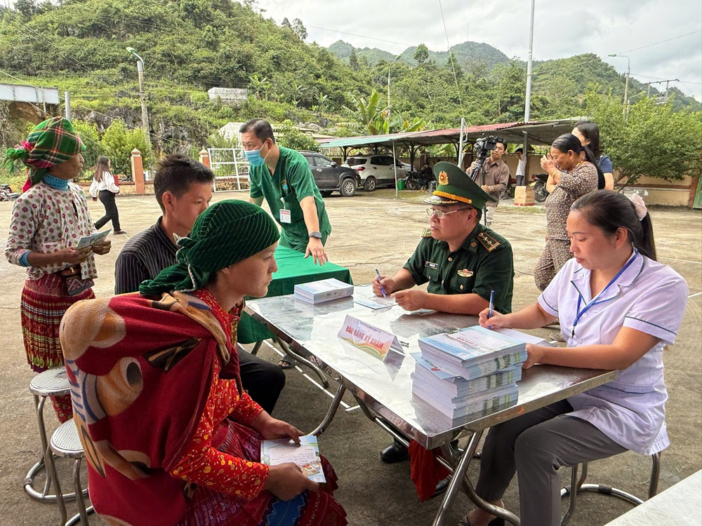 Đồn Biên phòng Sơn Vĩ tham gia khám bệnh miễn phí cho nhân dân biên giới
